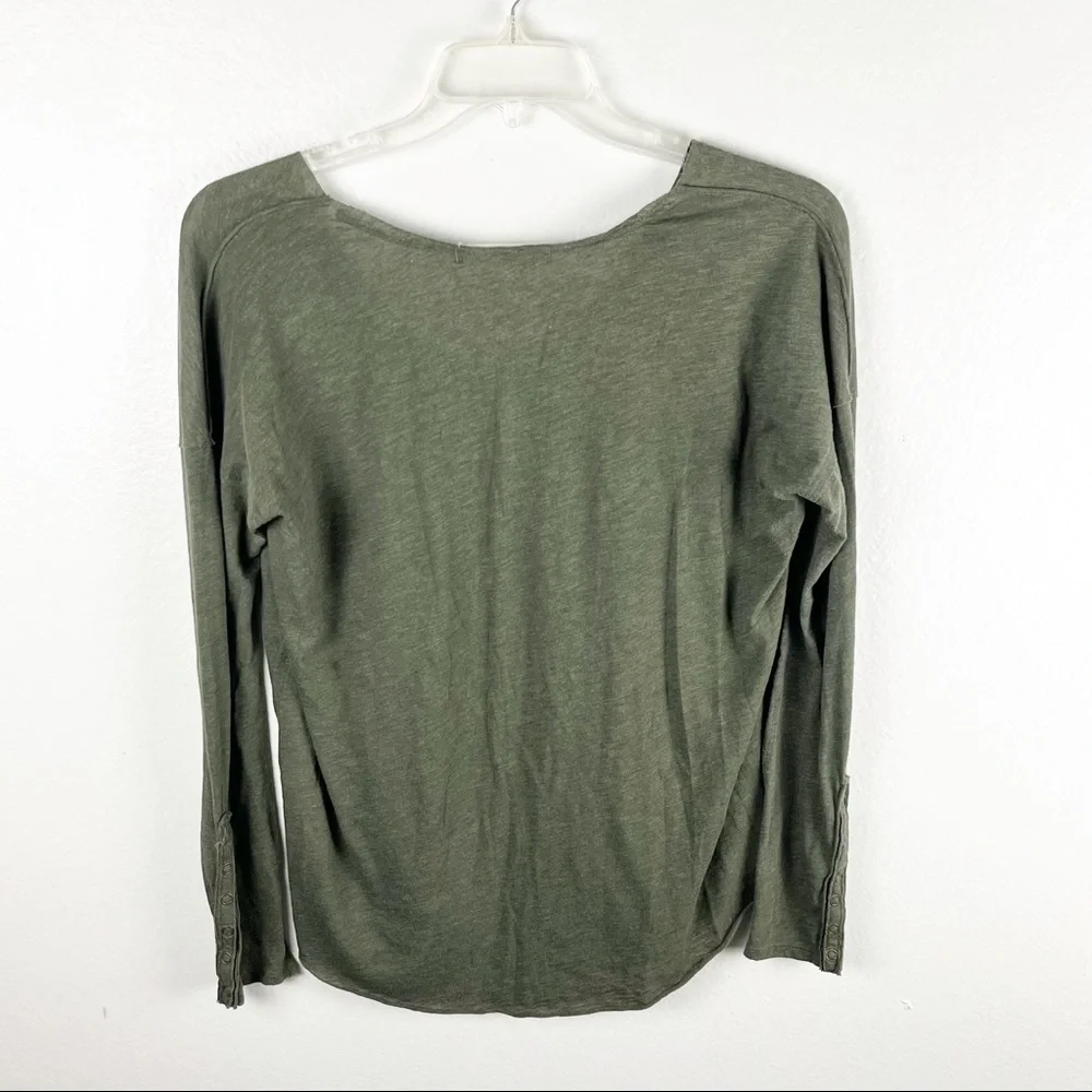 FREE PEOPLE WE THE FREE Green Scoop Neck Slouchy Distressed Snap Cuff Top Small